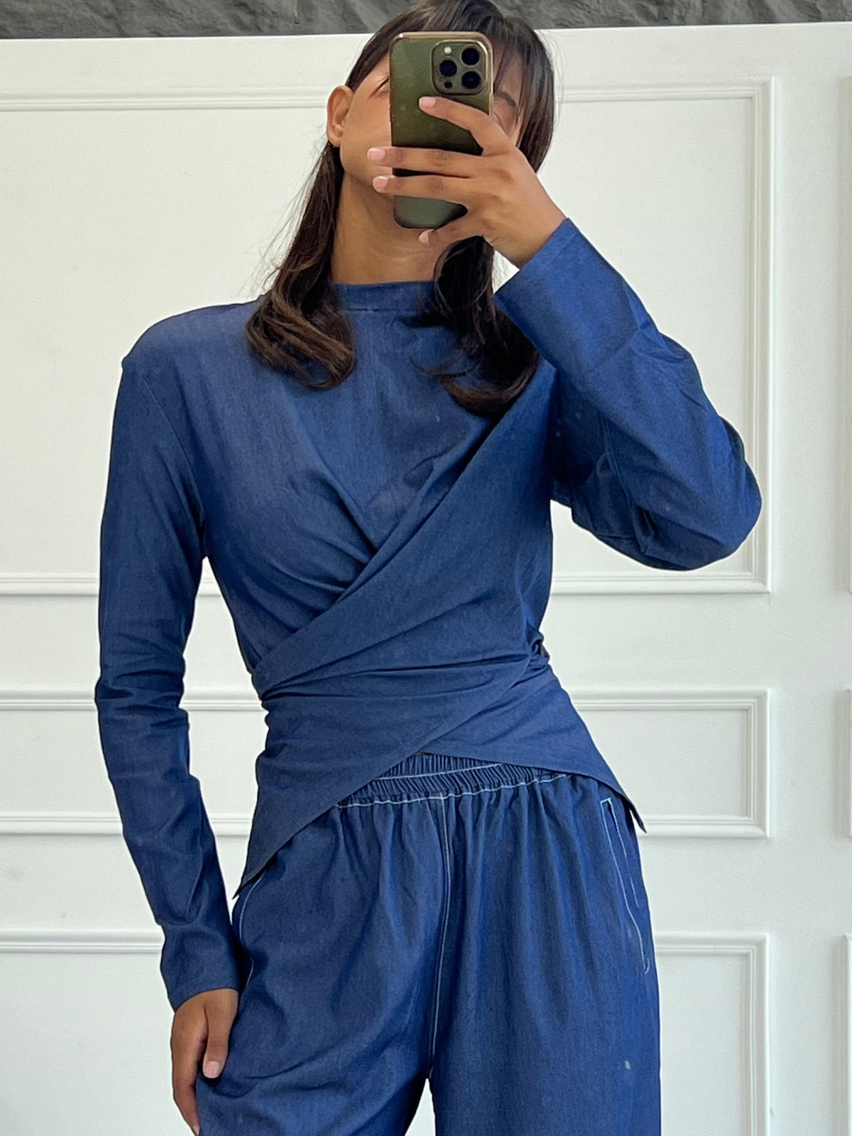 Wrap T-shirt in Blue Light Jeans