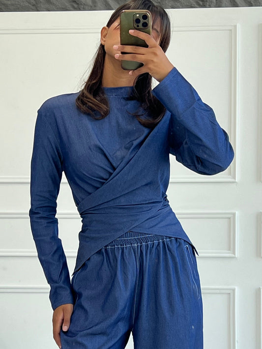 Wrap T-shirt in Blue Light Jeans