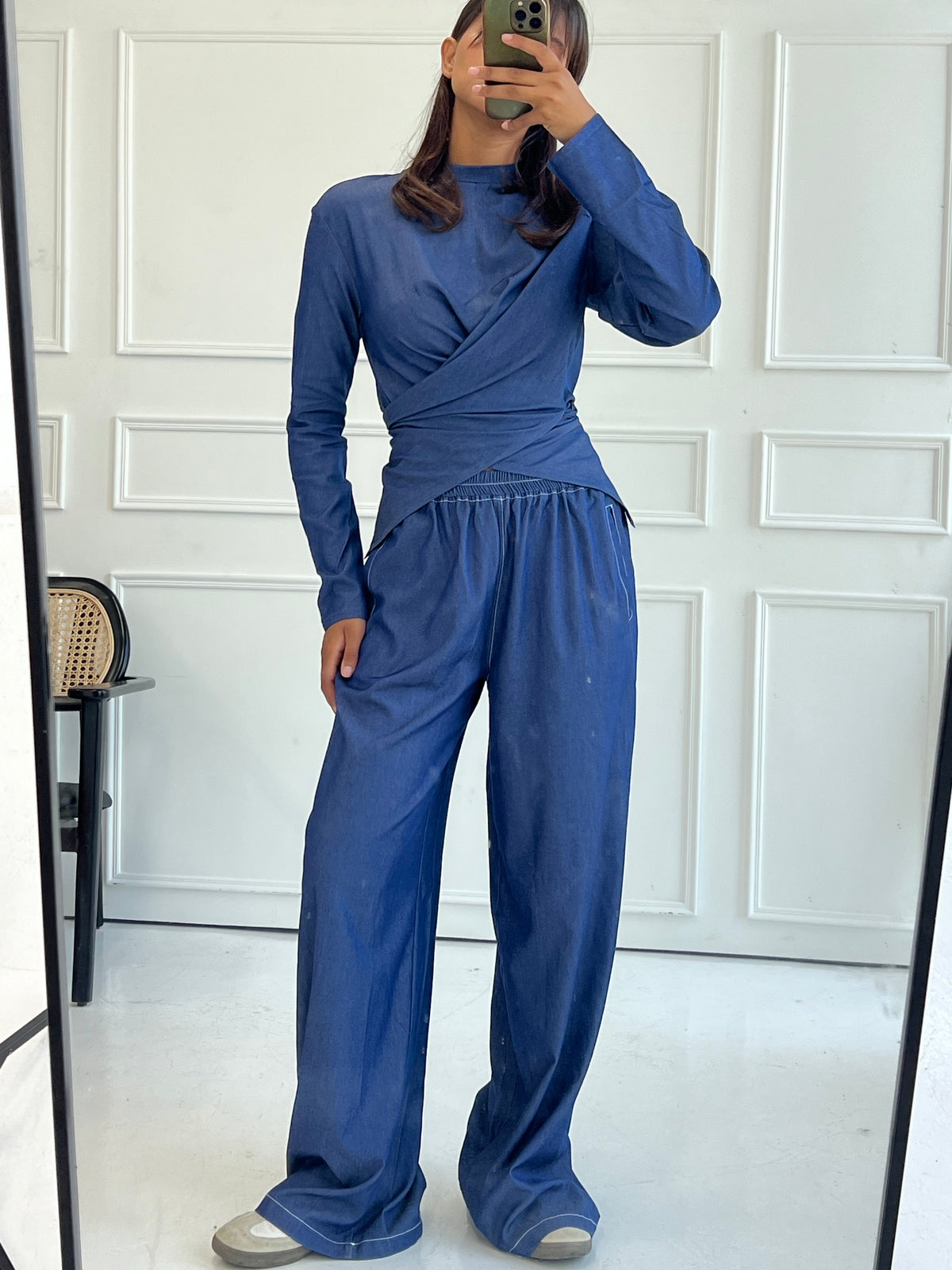 Wrap T-shirt in Blue Light Jeans