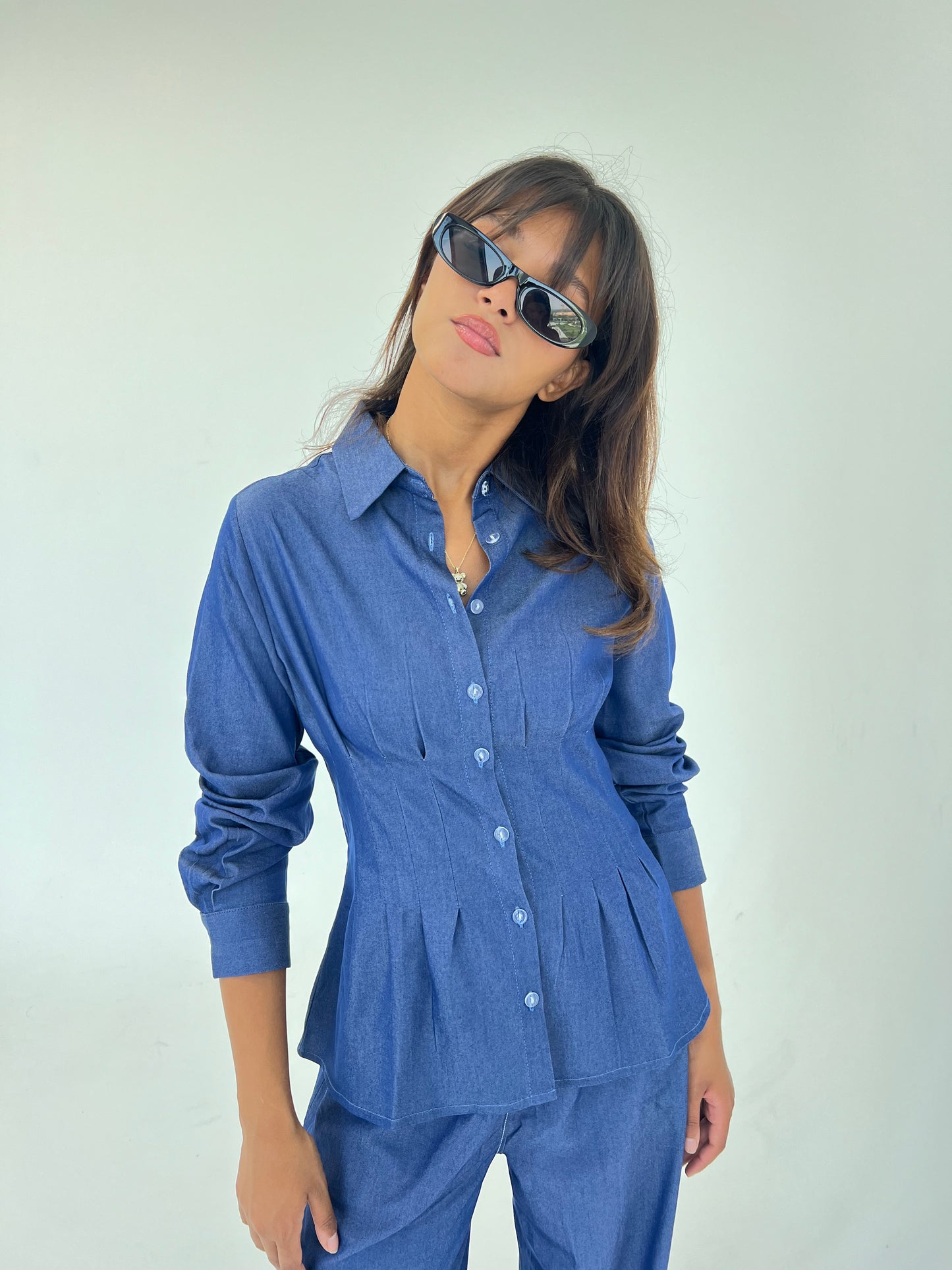 Hourglass Shirt in Blue Light Jeans