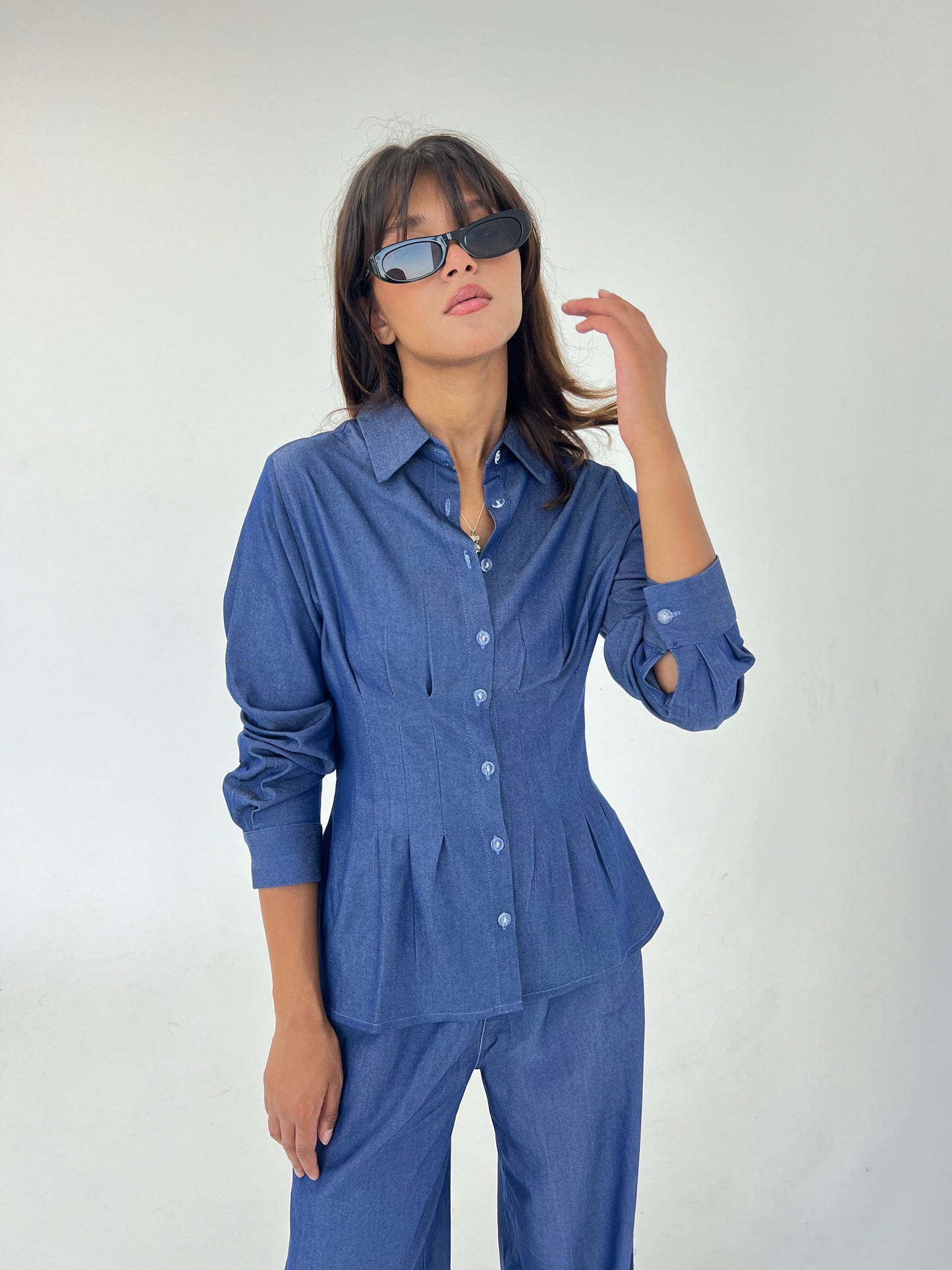 Hourglass Shirt in Blue Light Jeans