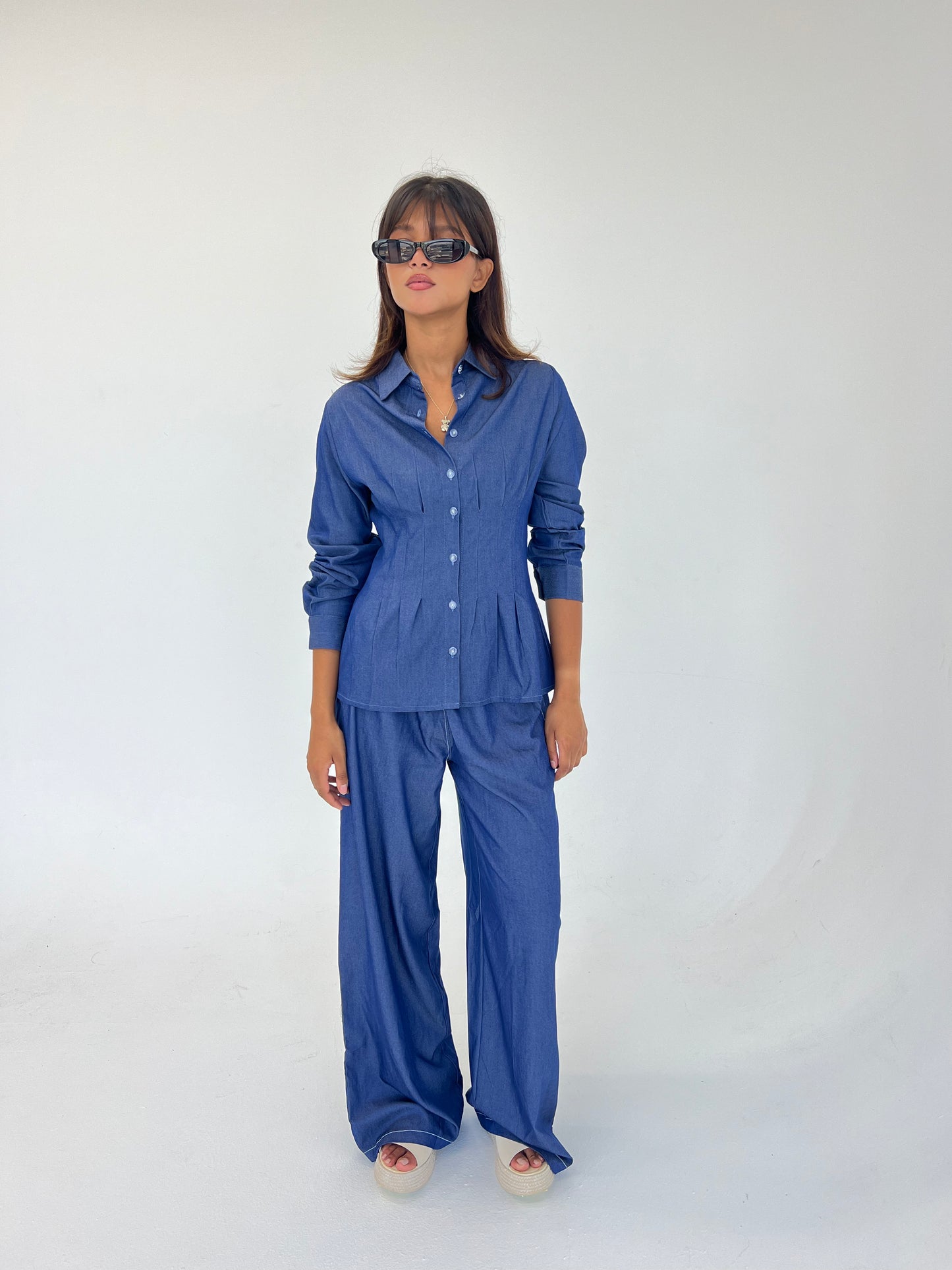 Hourglass Shirt in Blue Light Jeans