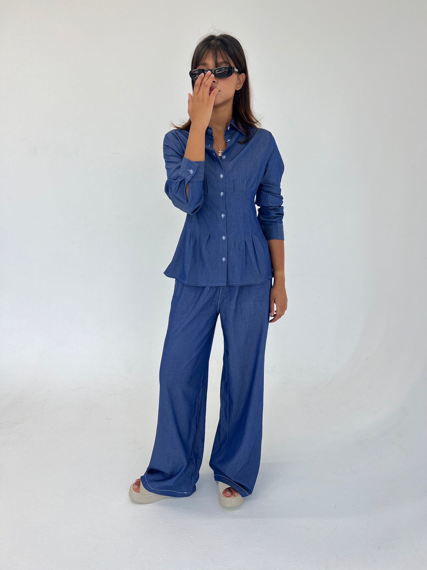 Hourglass Shirt in Blue Light Jeans