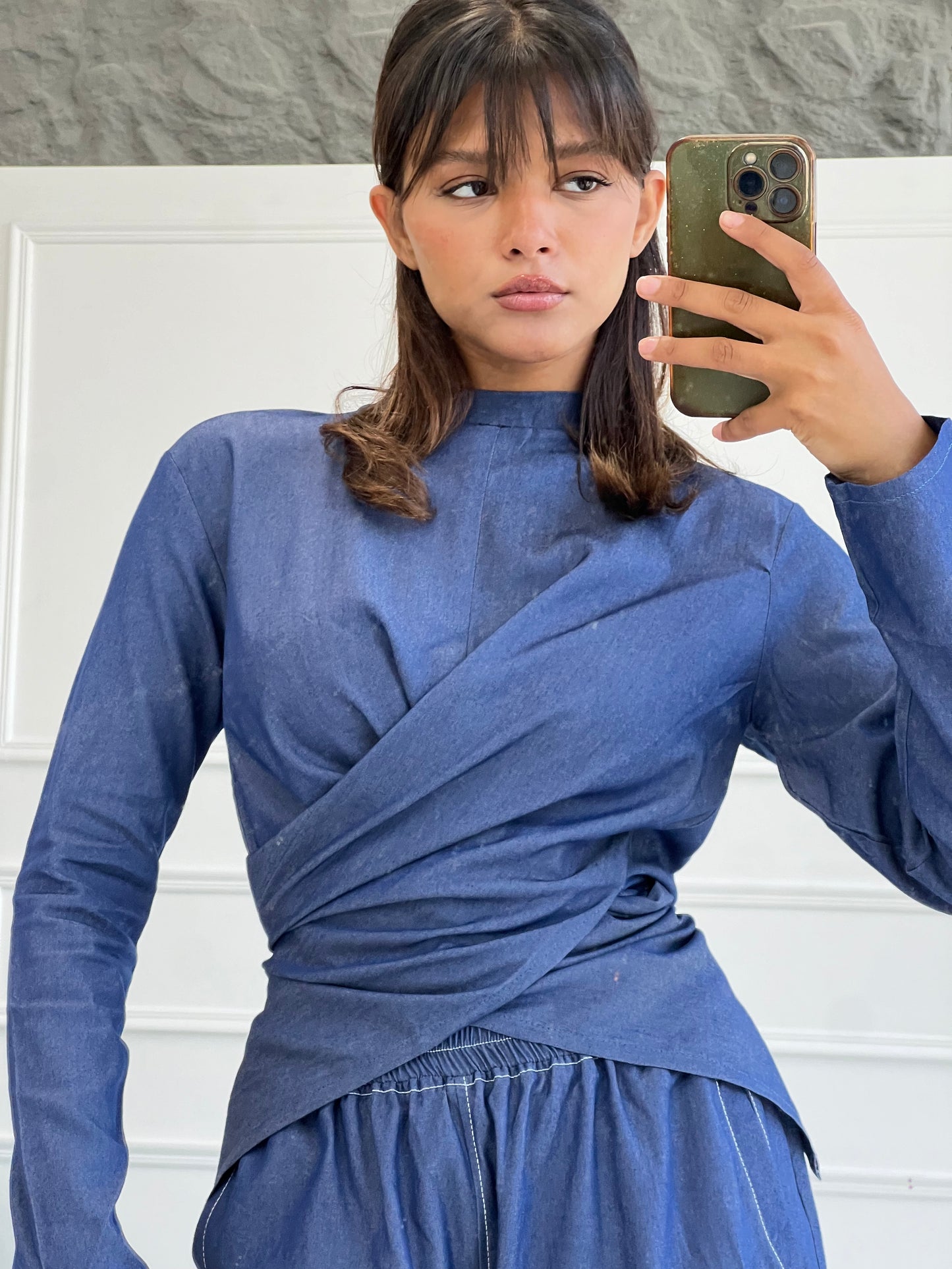 Wrap T-shirt in Blue Light Jeans
