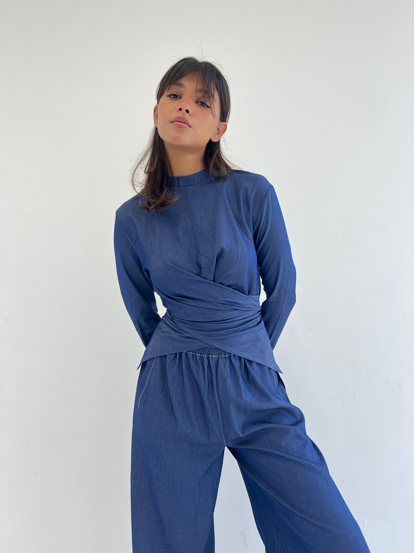 Wrap T-shirt in Blue Light Jeans