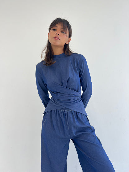 Wrap T-shirt in Blue Light Jeans