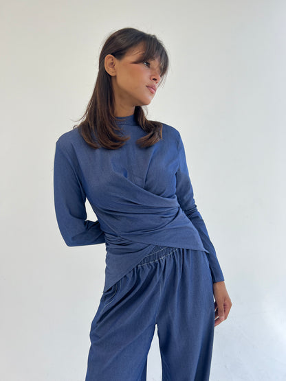 Wrap T-shirt in Blue Light Jeans